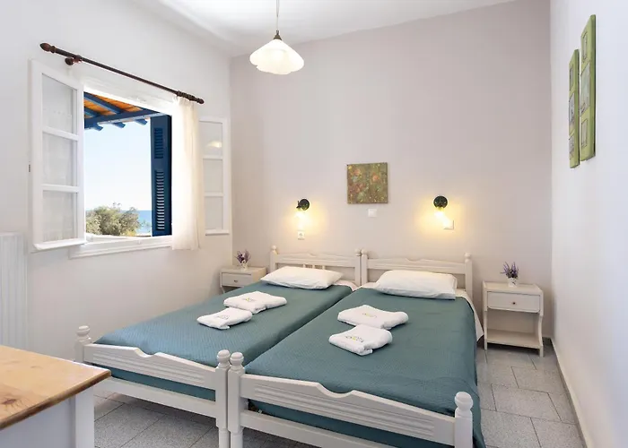 Dora's & 2* Mégas Yialós-Nítes